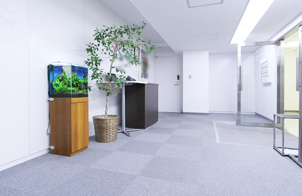 オフィスの受付に設置された水草水槽と観葉植物