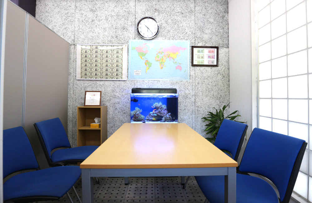 青い椅子と海水魚水槽がある会議室の風景