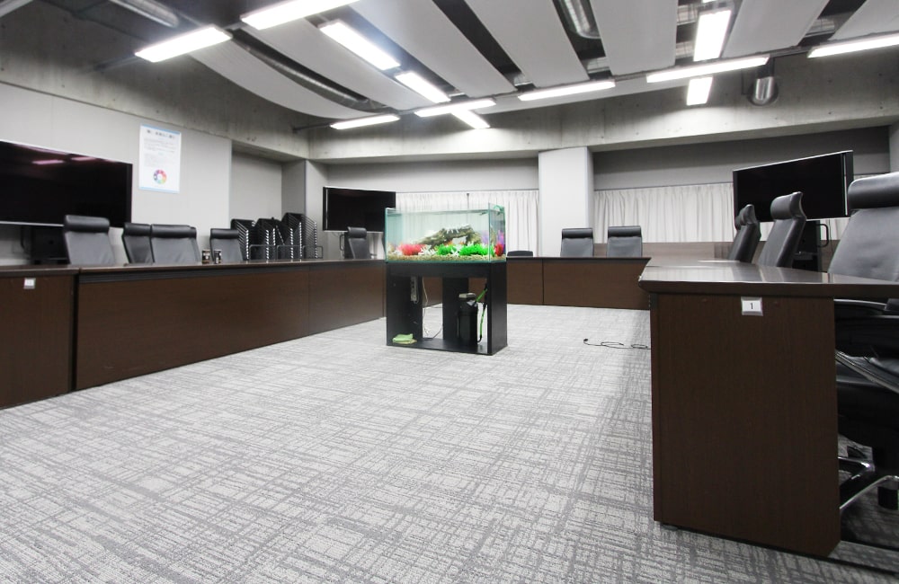 会議室の中央に設置された熱帯魚水槽とオフィス家具