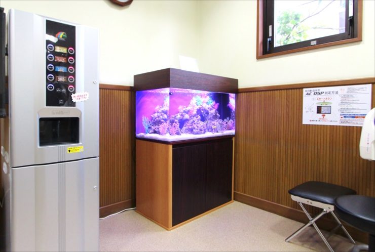 青梅市 医院の待合室 90cm海水魚水槽 水槽販売・設置事例 水槽画像1