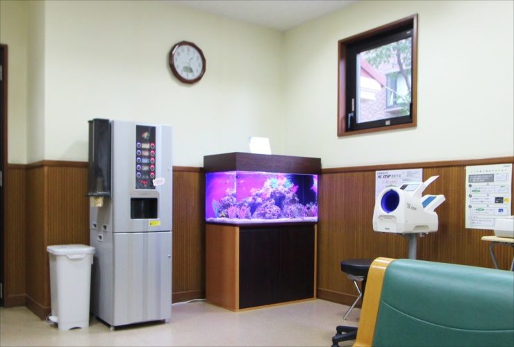 青梅市 医院の待合室 90cm海水魚水槽 水槽販売・設置事例 水槽画像3