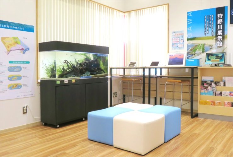 展示館に設置された流木レイアウトの大型水槽と休憩スペース
