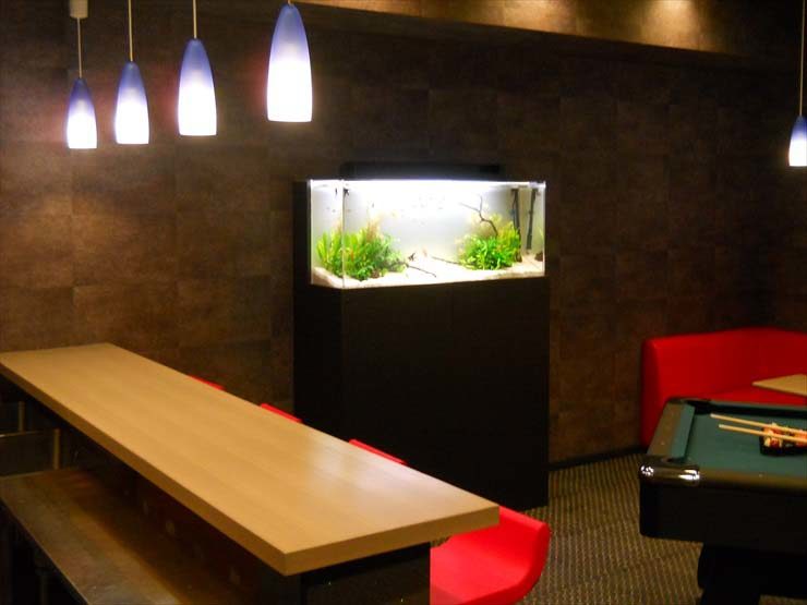 バーカウンターとビリヤード台がある室内の熱帯魚水槽