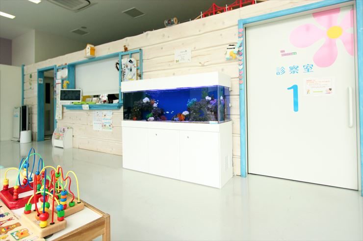 こどもクリニックで人気を集める、アニメ映画のような150cm海水魚水槽