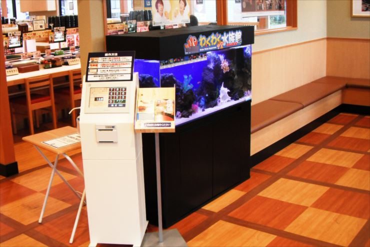 飲食店の待合ロビー　120cm海水魚わくわく水槽　設置事例 水槽画像２