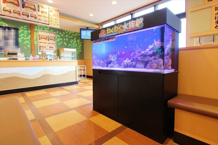 町田市 飲食店の待合スペース 120cm海水魚水槽 設置事例のサムネイル画像