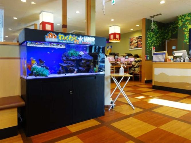 飲食店(回転寿司)待合スペース 120cm海水魚水槽 設置事例のサムネイル画像