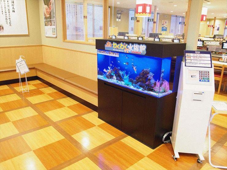 飲食店の待合室 カラフルな120cm海水魚水槽 設置事例 水槽画像1