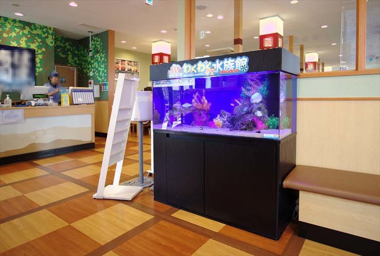 回転寿司店の待合スペースに設置 わくわく水族館(120cm海水水槽)の事例のサムネイル画像
