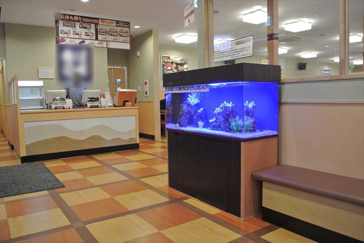 埼玉県草加市 飲食店様 120cm海水魚水槽 設置事例のサムネイル画像