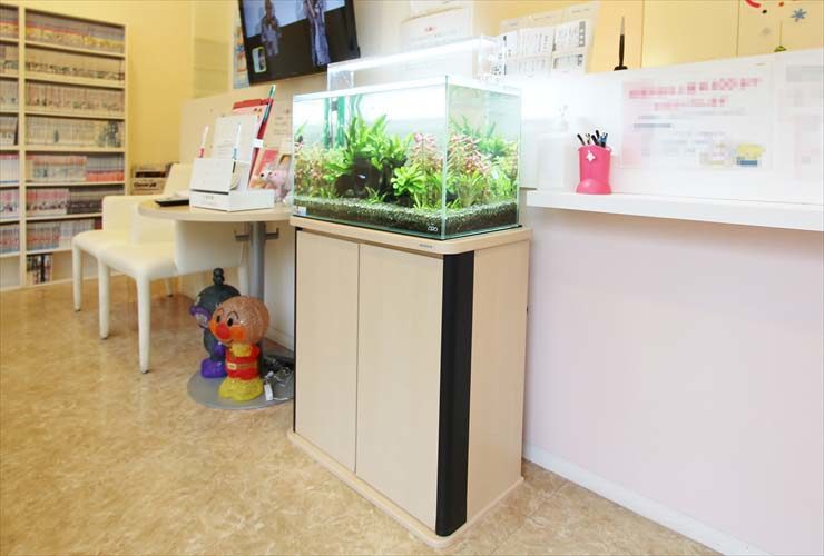 待合室の受付横に設置された水草水槽と専用台