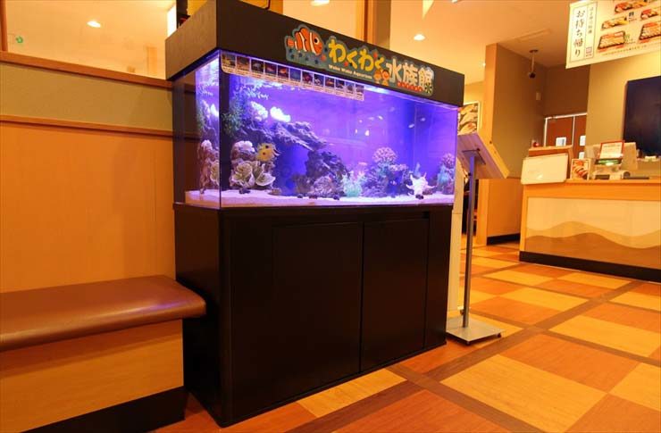 わくわく水族館の文字がある飲食店内の大型海水魚水槽