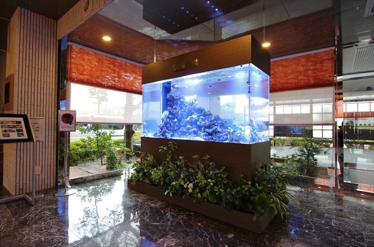 ホテルのロビーに設置された大型の海水魚水槽