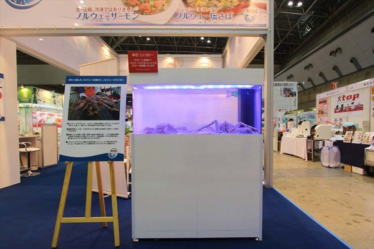 展示会場に設置されたカニ入りの白い活魚水槽