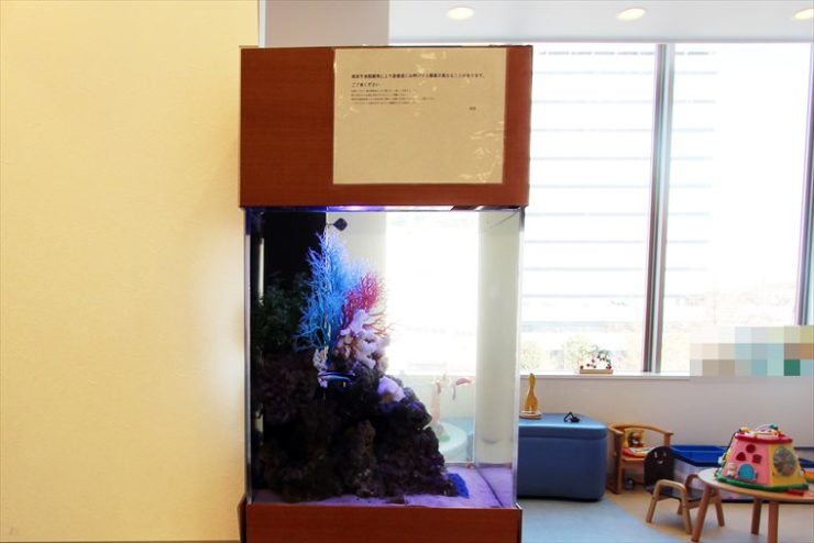 キッズスペースに設置された海水魚風の縦型水槽