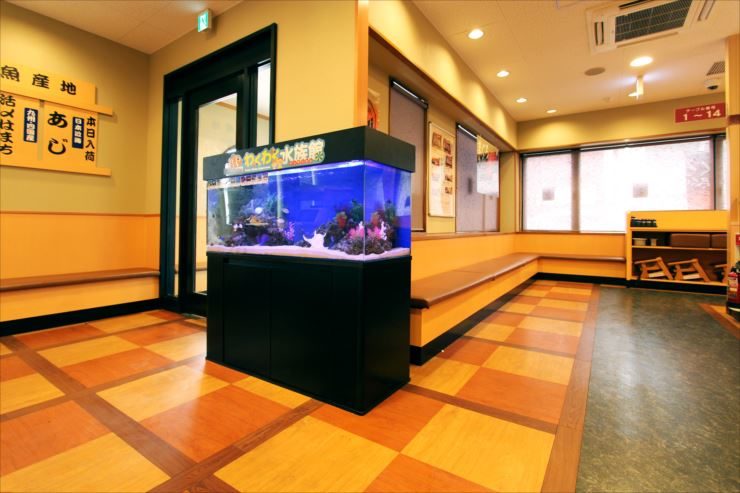 飲食店待合室に設置された海水魚水槽の全景
