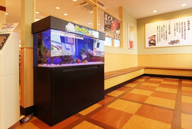 飲食店待合室に設置された大型の海水魚水槽