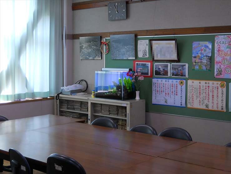 掲示板のある教室の棚に設置された熱帯魚水槽