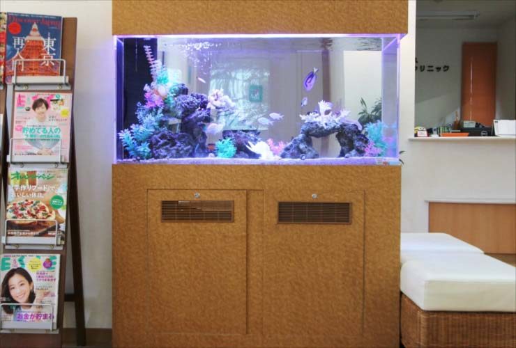 待合室に設置された海水魚水槽とマガジンラック