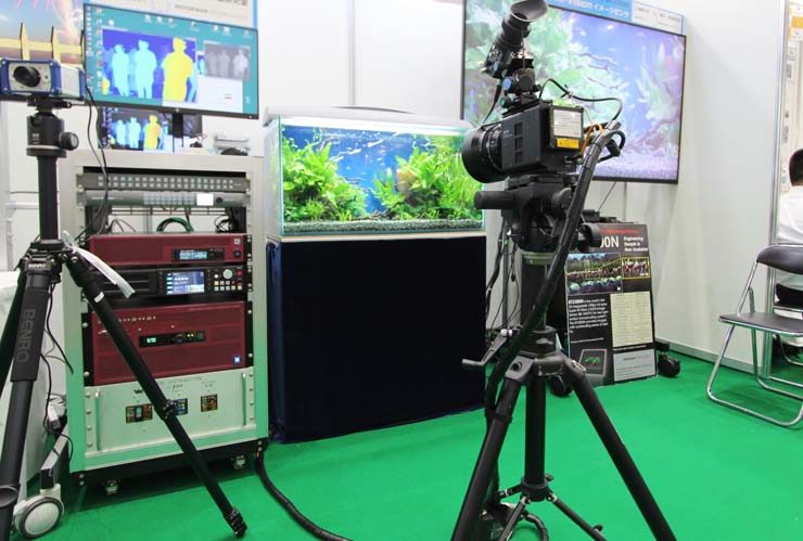 カメラで撮影される水草水槽とモニター等の精密機器類