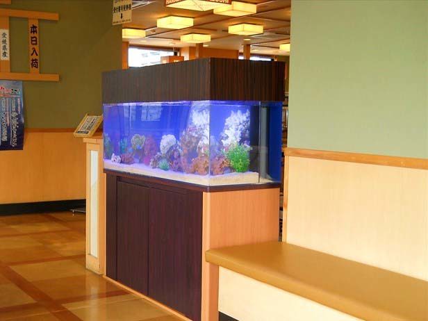飲食店待合室に設置された大型の海水魚水槽
