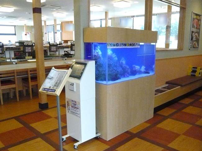 飲食店待合室に設置された大型の海水魚水槽