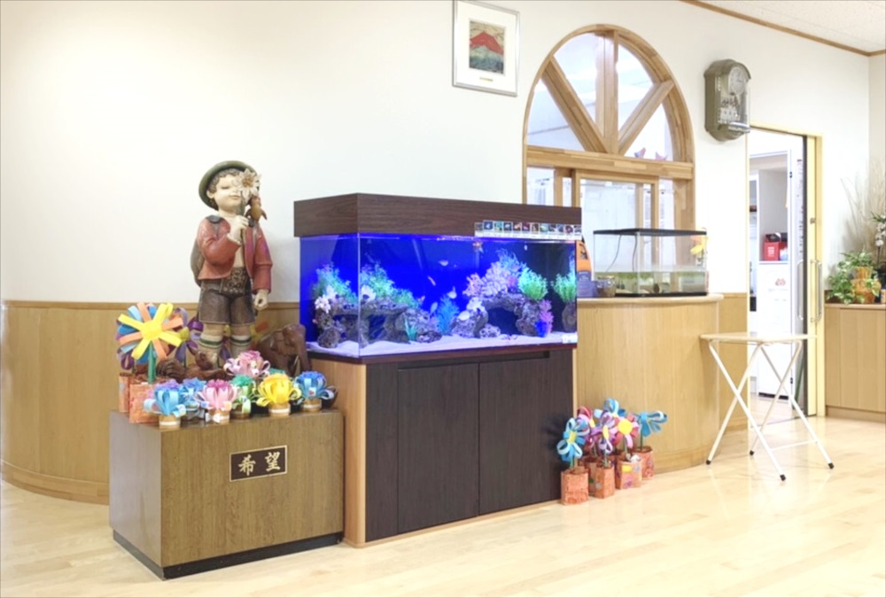 幼稚園のエントランス　120cm海水魚水槽 リース事例