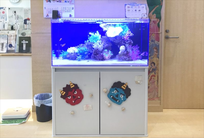 皮フ科クリニックの待合室 90cm海水魚水槽 水槽レンタル事例 水槽画像2