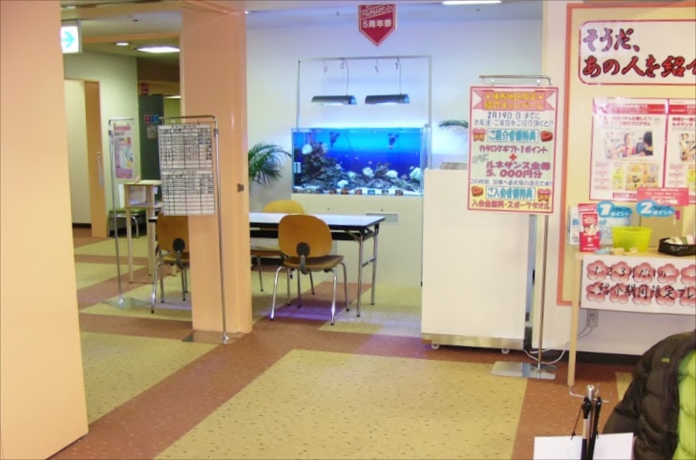 スポーツクラブ 120cm海水魚水槽 設置場所画像