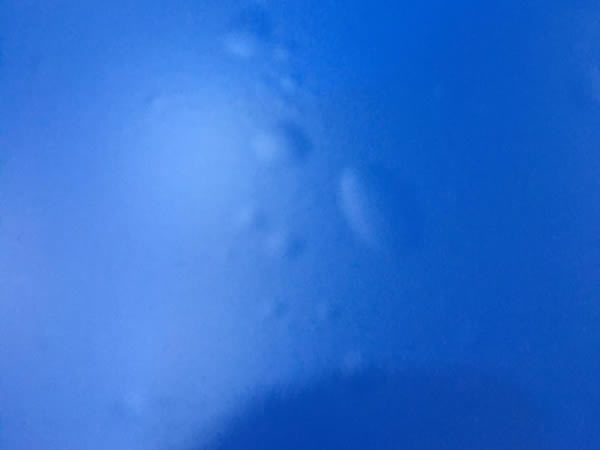 青い背景に浮かび上がる複数の気泡のシルエット
