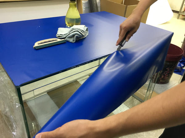 水槽の背面に青いバックスクリーンを貼る作業工程
