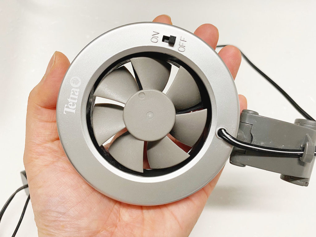 手のひらに乗せた水槽用冷却ファンのスイッチ付近のアップ