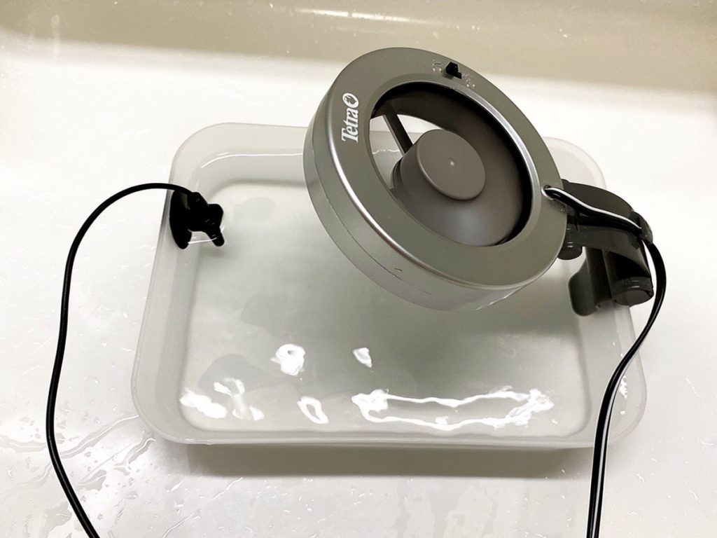水槽用冷却ファンを設置した水面の入ったプラスチック容器