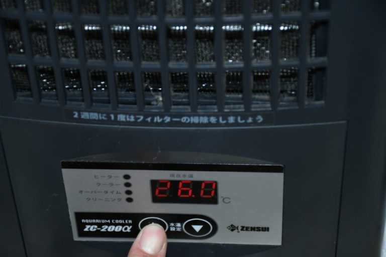 水槽用クーラーの操作パネルと26.0度の水温表示