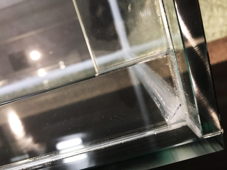 ガラス水槽の角に塗られたシリコンの接合部