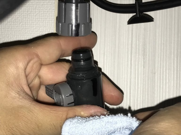 外部フィルターのダブルタップを接続する手元のアップ