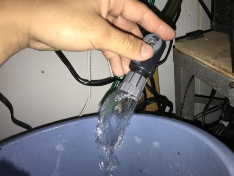ホースからバケツへ排水するアクアリウム用ダブルタップ