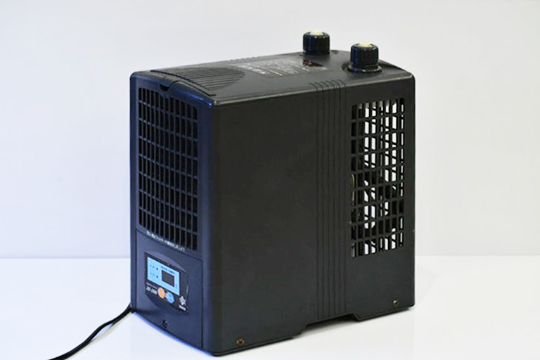黒い筐体の水槽用クーラー本体と操作パネル