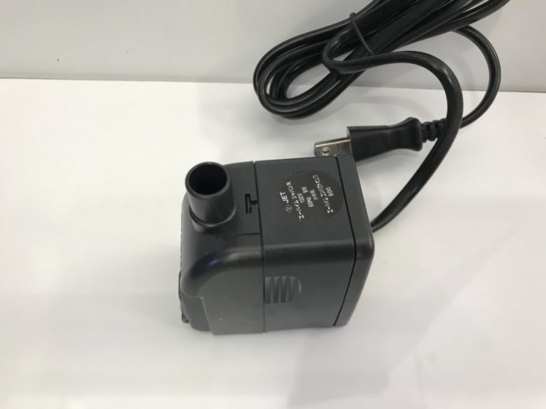 黒いアクアリウム用水中ポンプと電源コードの本体外観