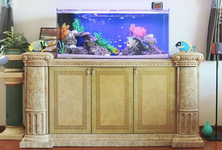 彫刻装飾付きの専用台に設置された大型海水魚水槽