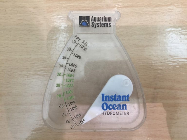 目盛りと指針があるプラスチック製の海水用比重計