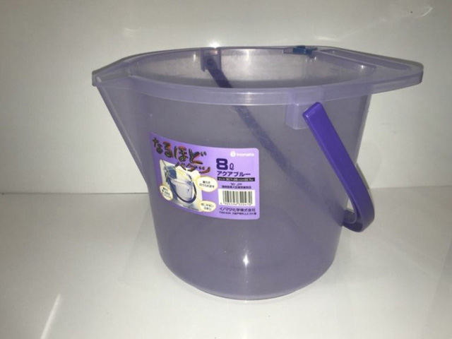 注ぎ口付きの青い半透明なプラスチック製バケツ