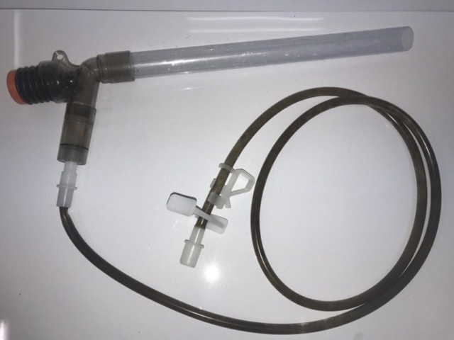 水槽掃除用のクリーナーポンプと長い排水ホースの全体像