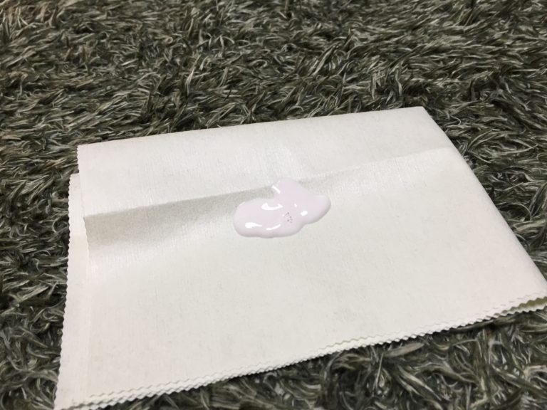 白い布の上に置かれたピンク色の研磨剤の液体