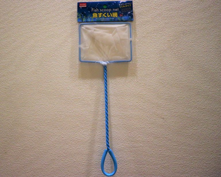 青い持ち手の魚すくい網のパッケージ製品