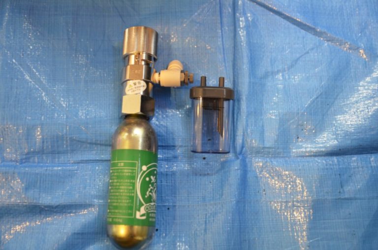 ブルーシート上の小型CO2ボンベとバブルカウンター