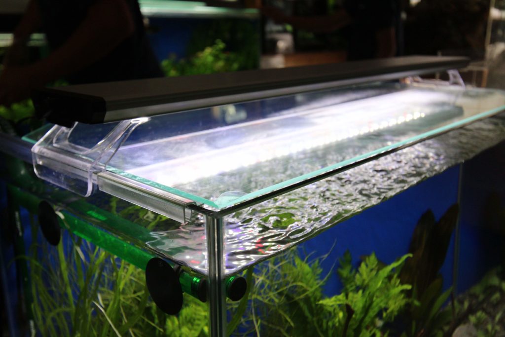 水槽上部に設置された薄型LED照明と水草水槽の角