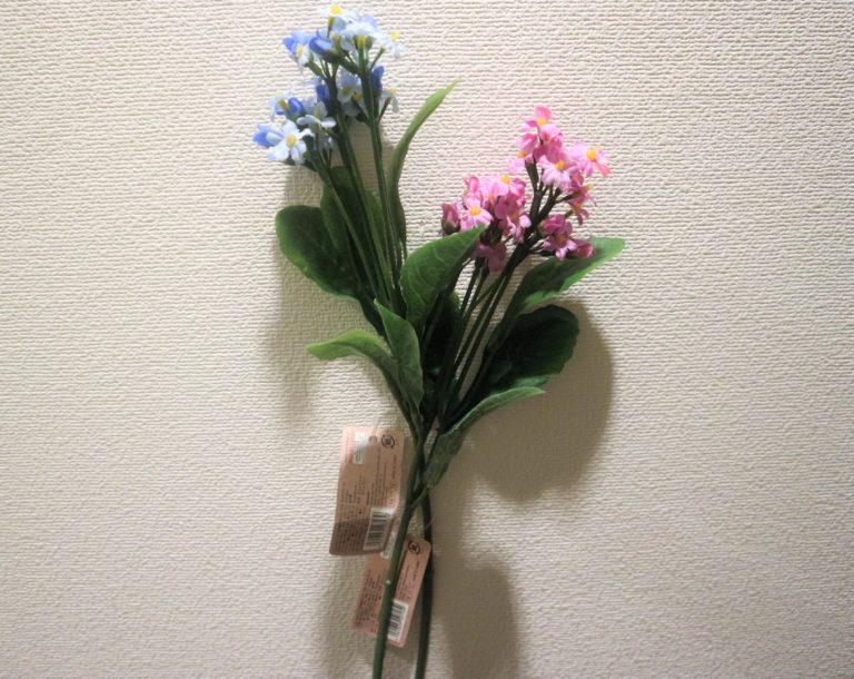タグ付きの青色とピンク色の造花の束