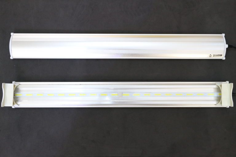 上下に並ぶシルバーの水槽用LEDライトの表面と裏面