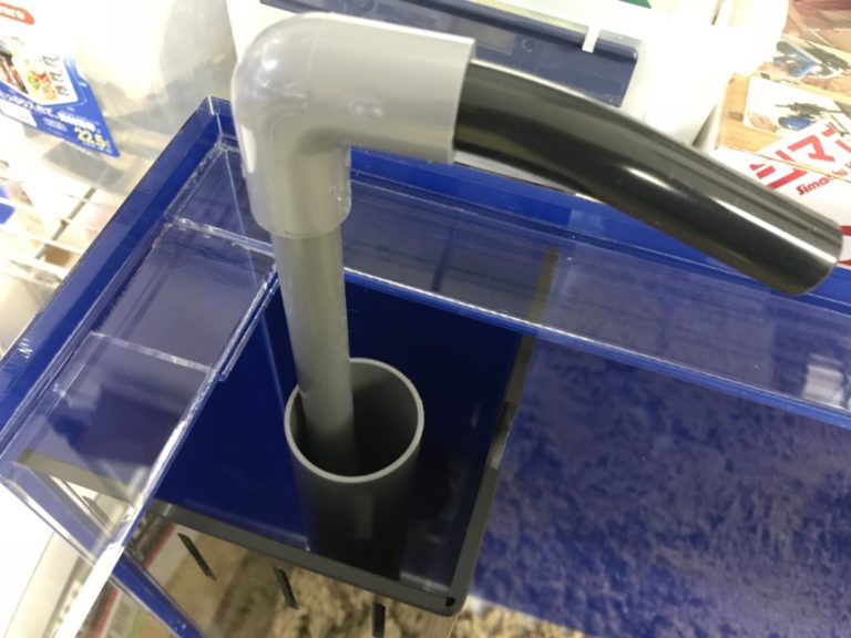 水槽のオーバーフロー管に接続された給水用塩ビパイプ